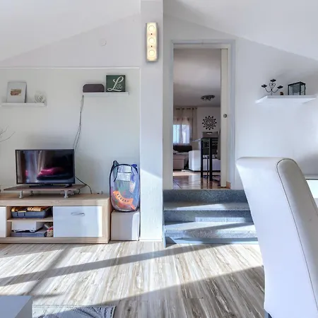 Nena By Interhome プーラ