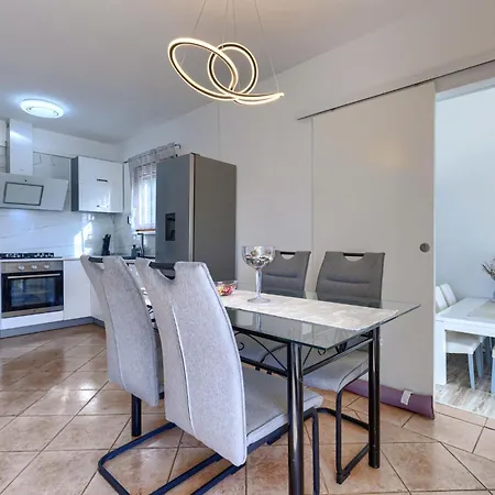 Nena By Interhome プーラ