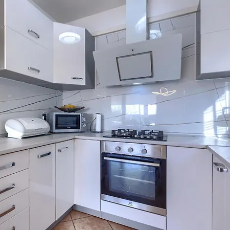 Nena By Interhome * プーラ