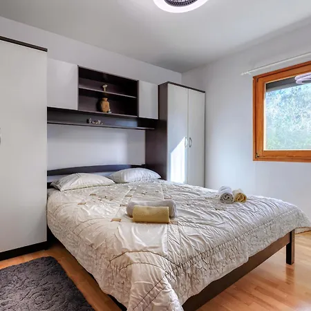 Nena By Interhome * Pula